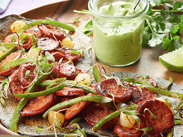 Taquitos de Chorizo Asado con Jalapeños y Salsa de Aguacate Zwan